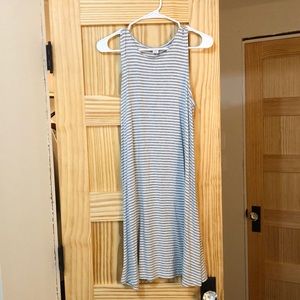 Cute grey and white dress from Old Navy. Only worn a couple of times.